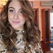 Studentessa universitaria impartisce lezioni per ragazzi delle elementari, delle medie e delle superiori